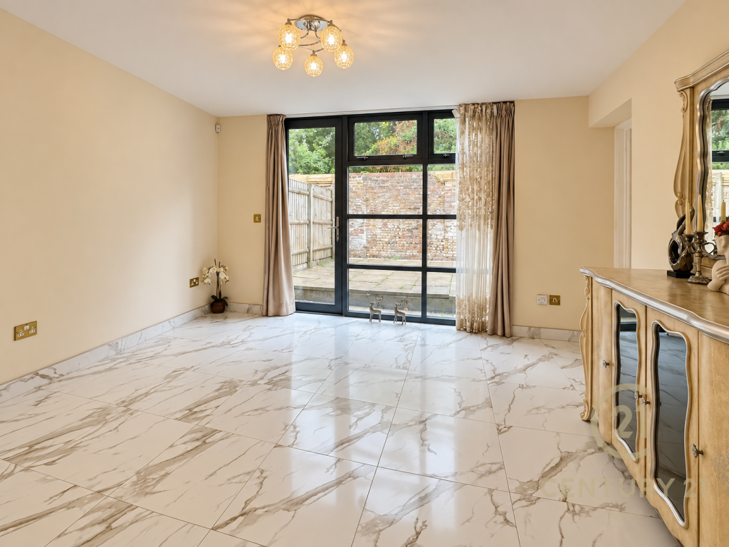 3 bed End of Terrace for rent in London. From Century 21 Royale - Kingston Upon Thames