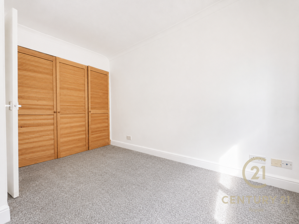 1 bed 1st Floor Flat for rent in Esher. From Century 21 Royale - Kingston Upon Thames