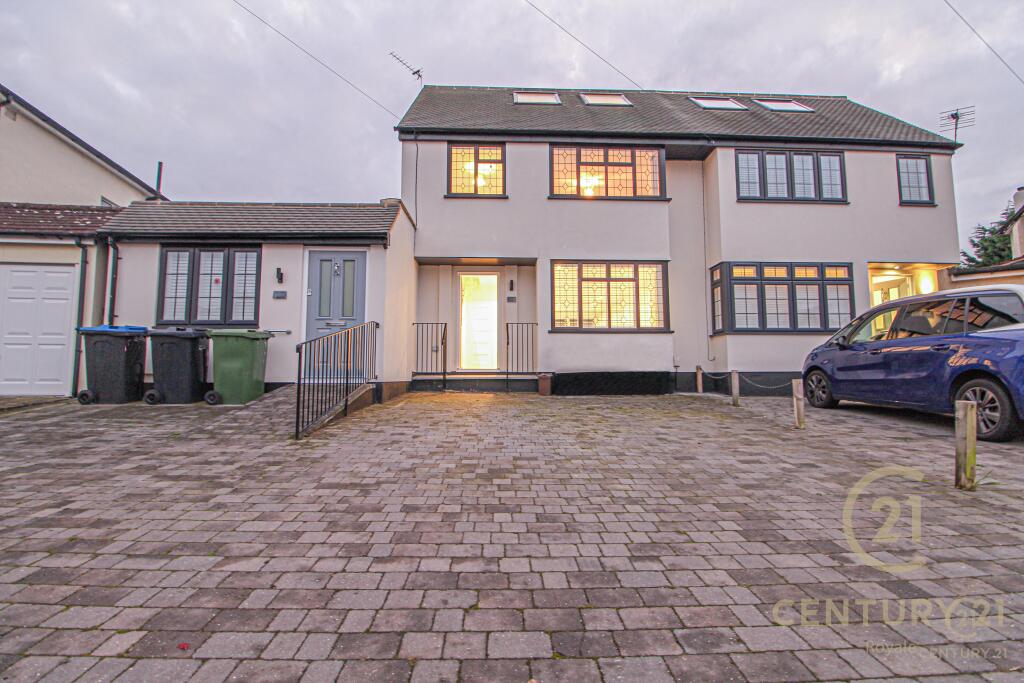 4 bed Mid Terraced House for rent in Malden Rushett. From Century 21 Royale - Kingston Upon Thames 4 bed Mid Terraced House for rent in Malden Rushett. From Century 21 Royale - Kingston Upon Thames