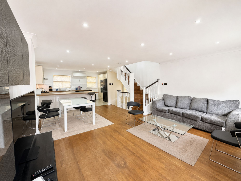 3 bed End of Terrace for rent in Friern Barnet. From Legacy Property Consultants Ltd - London