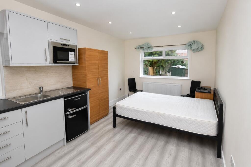 3 bed Studio for rent in Hounslow. From Dogra Estate Agent