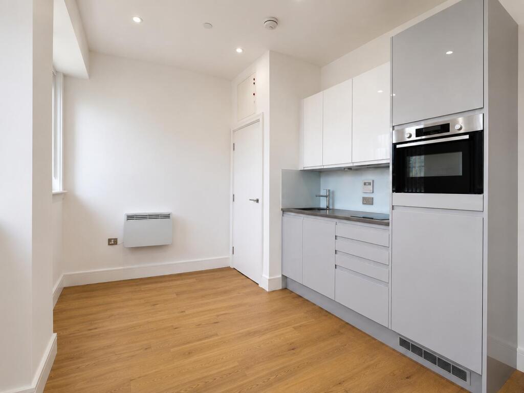 4 bed Studio for rent in Hounslow. From Dogra Estate Agent