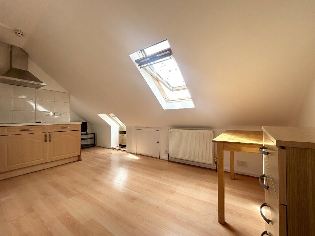 1 bed 1st Floor Flat for rent in Hounslow. From Dogra Estate Agent 1 bed 1st Floor Flat for rent in Hounslow. From Dogra Estate Agent