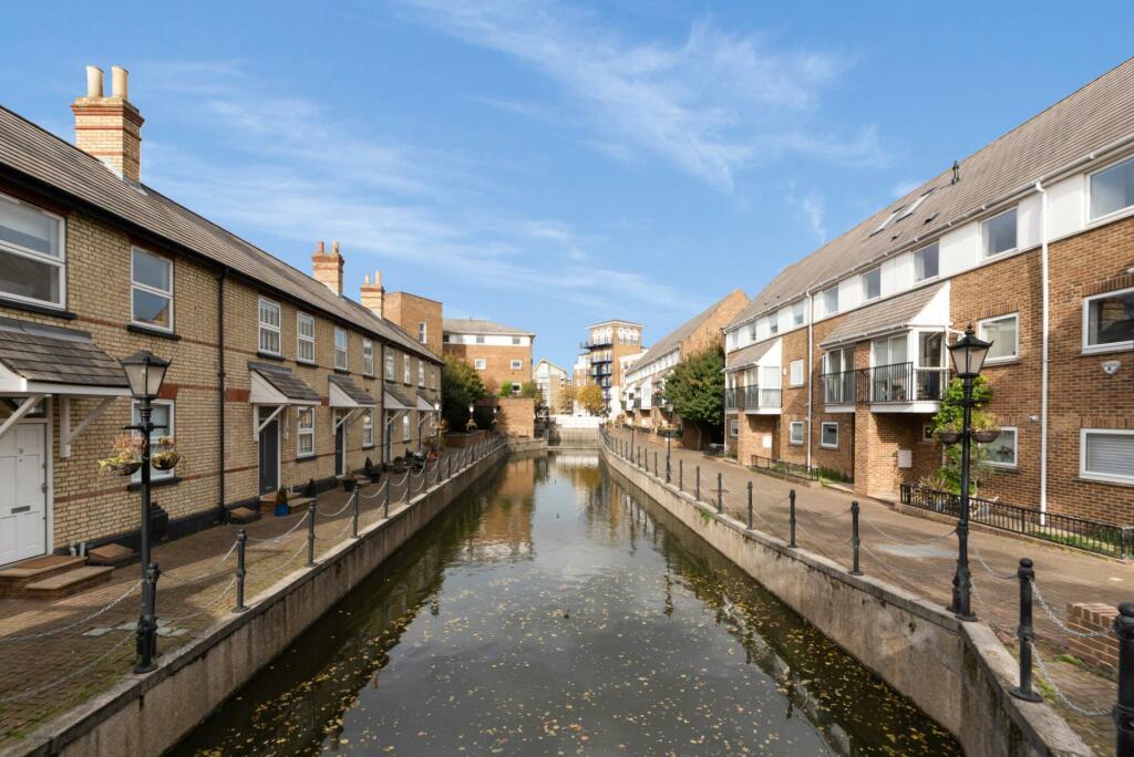 4 bed Mid Terraced House for rent in Poplar. From Johns & Co - Canary Wharf
