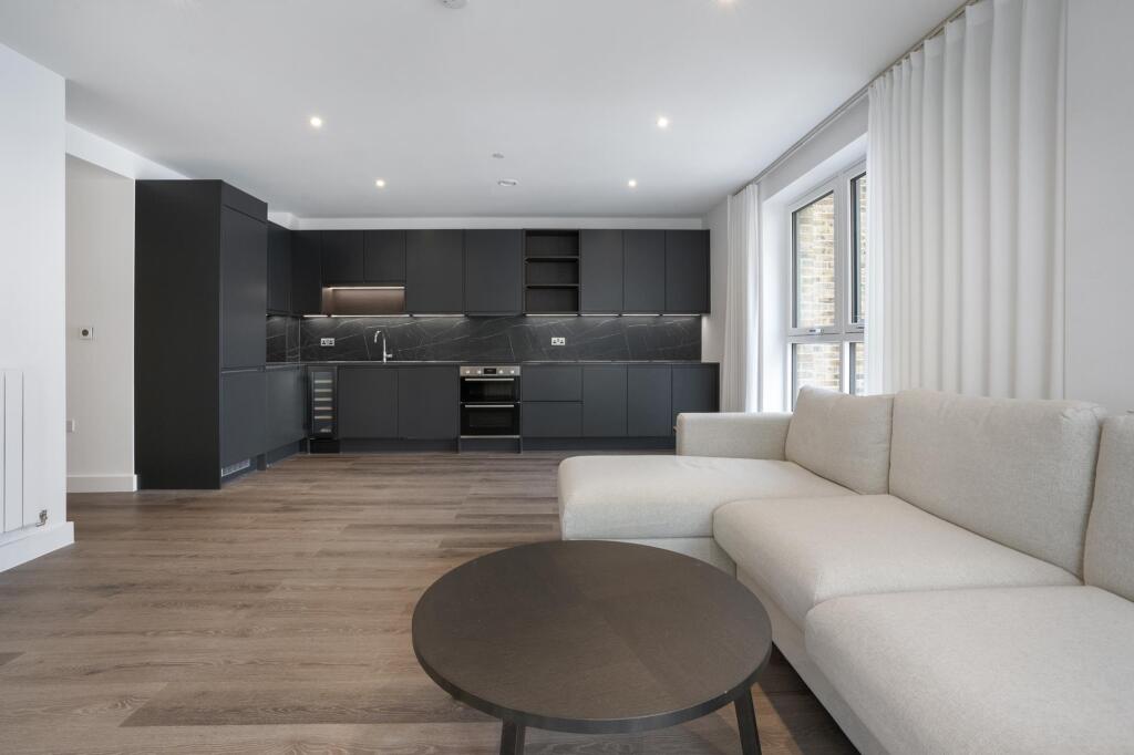 3 bed Apartment for rent in . From Johns & Co - Canary Wharf