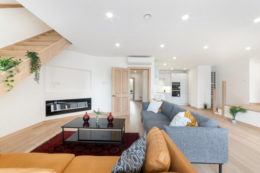 3 bed Apartment for rent in Poplar. From Johns & Co - Canary Wharf