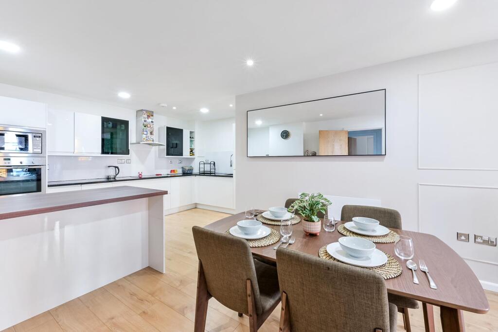 2 bed Apartment for rent in Poplar. From Johns & Co - Canary Wharf