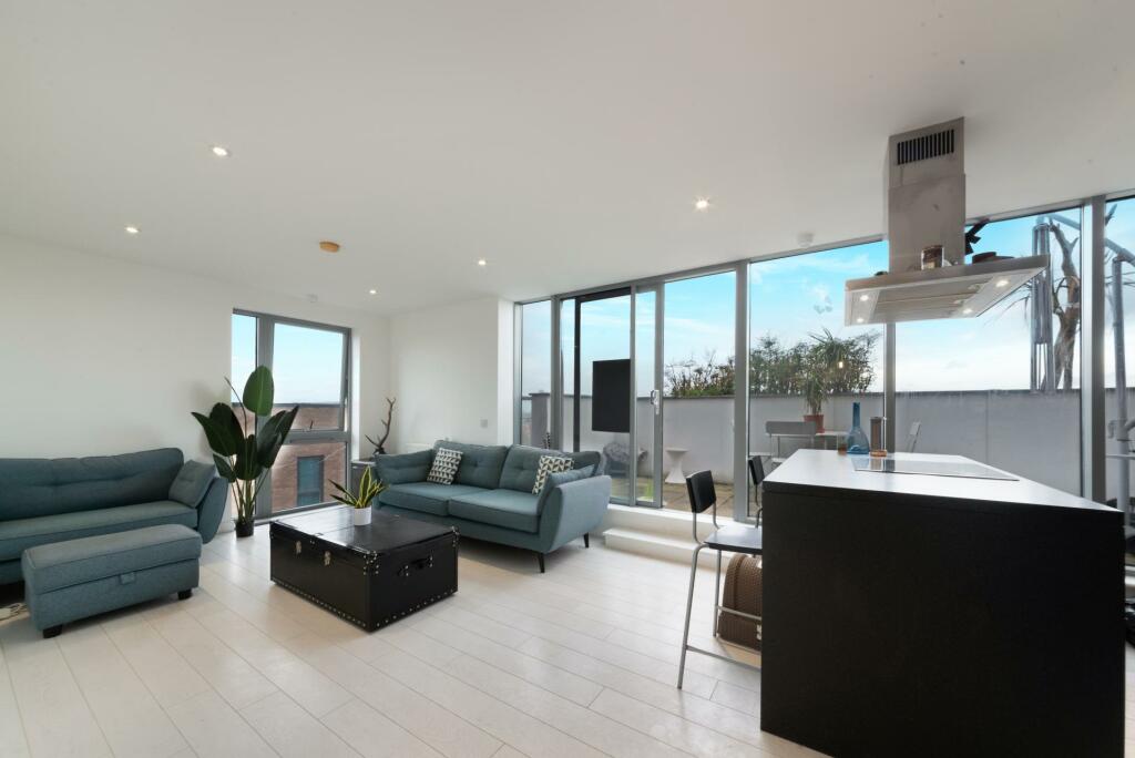3 bed 1st Floor Flat for rent in Poplar. From JOHNS&CO - New Providence Wharf