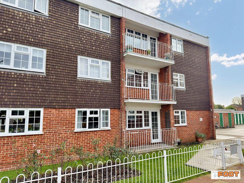2 bed 1st Floor Flat for rent in Fleet. From Geoff Foot Estate Agents - Hayling Island