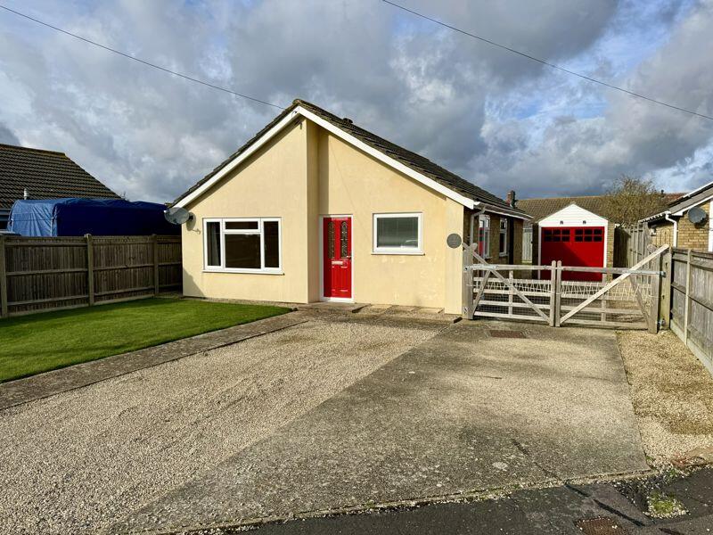 2 bed Detached bungalow for rent in Fleet. From Geoff Foot Estate Agents - Hayling Island
