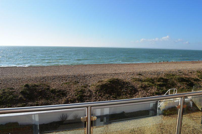 2 bed 1st Floor Flat for rent in Fleet. From Geoff Foot Estate Agents - Hayling Island