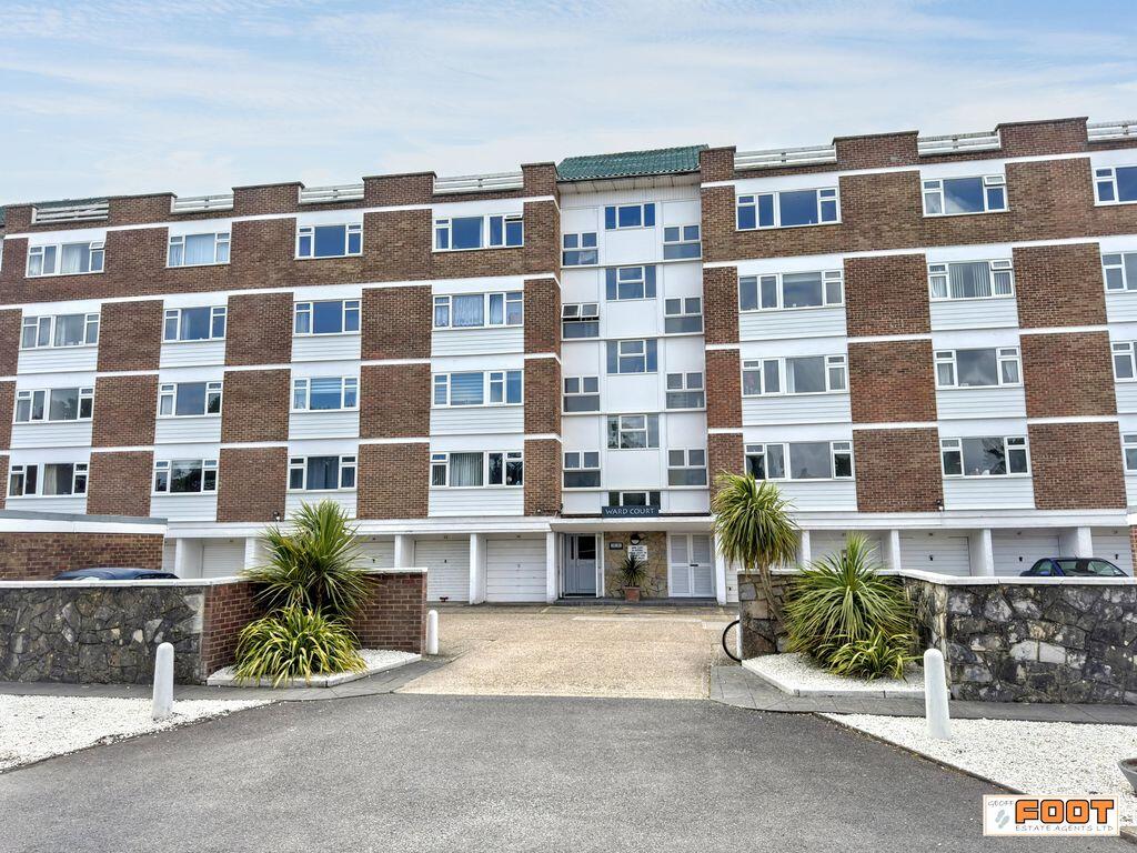 3 bed 1st Floor Flat for rent in Fleet. From Geoff Foot Estate Agents - Hayling Island