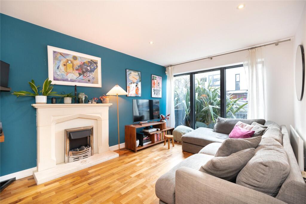 2 bed Mid Terraced House for rent in London. From Keatons - Hackney - Mare Street
