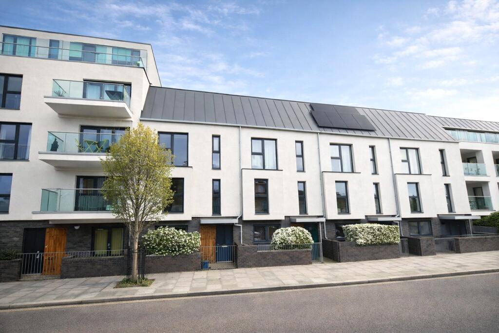 4 bed Mid Terraced House for rent in Hackney. From Keatons - Hackney - Mare Street