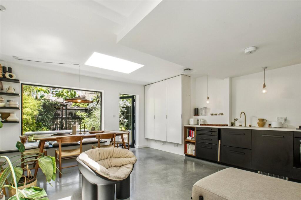 2 bed 1st Floor Flat for rent in Hackney. From Keatons - Hackney - Mare Street