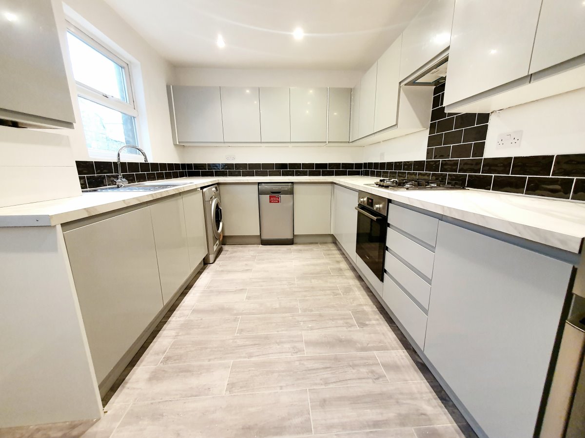 4 bed Mid Terraced House for rent in Holloway. From Living Space