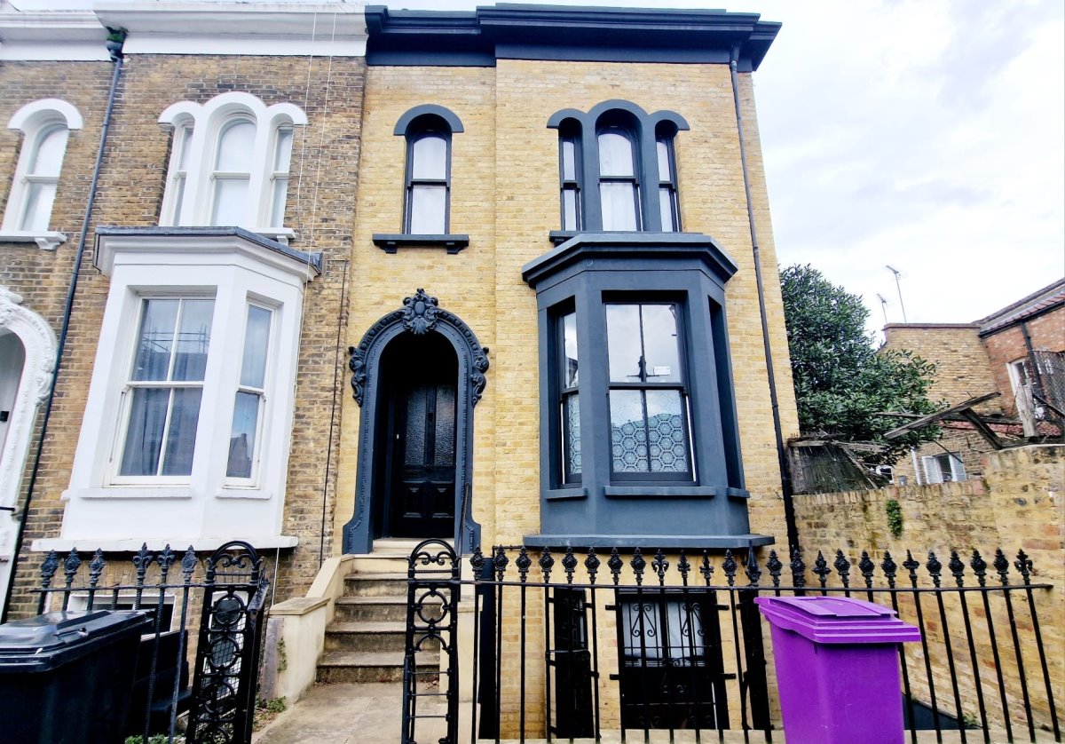 6 bed Mid Terraced House for rent in Stepney. From Living Space