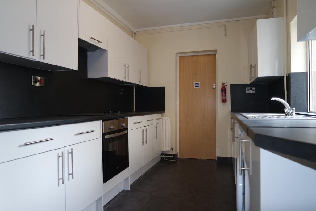 5 bed Mid Terraced House for rent in Lincoln. From Loc8me - Lincoln