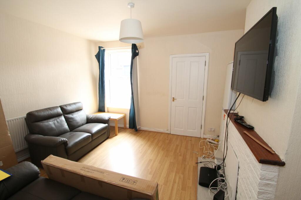 4 bed Mid Terraced House for rent in Lincoln. From Loc8me - Lincoln