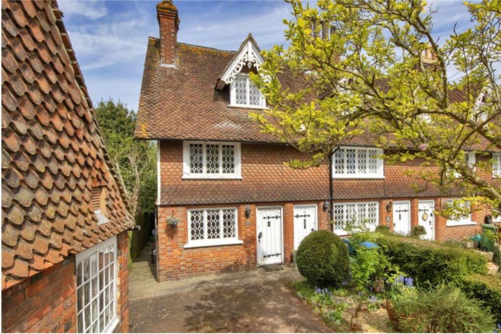 2 bed Mid Terraced House for rent in Sevenoaks. From Helen Breeze Property Management - Sevenoaks