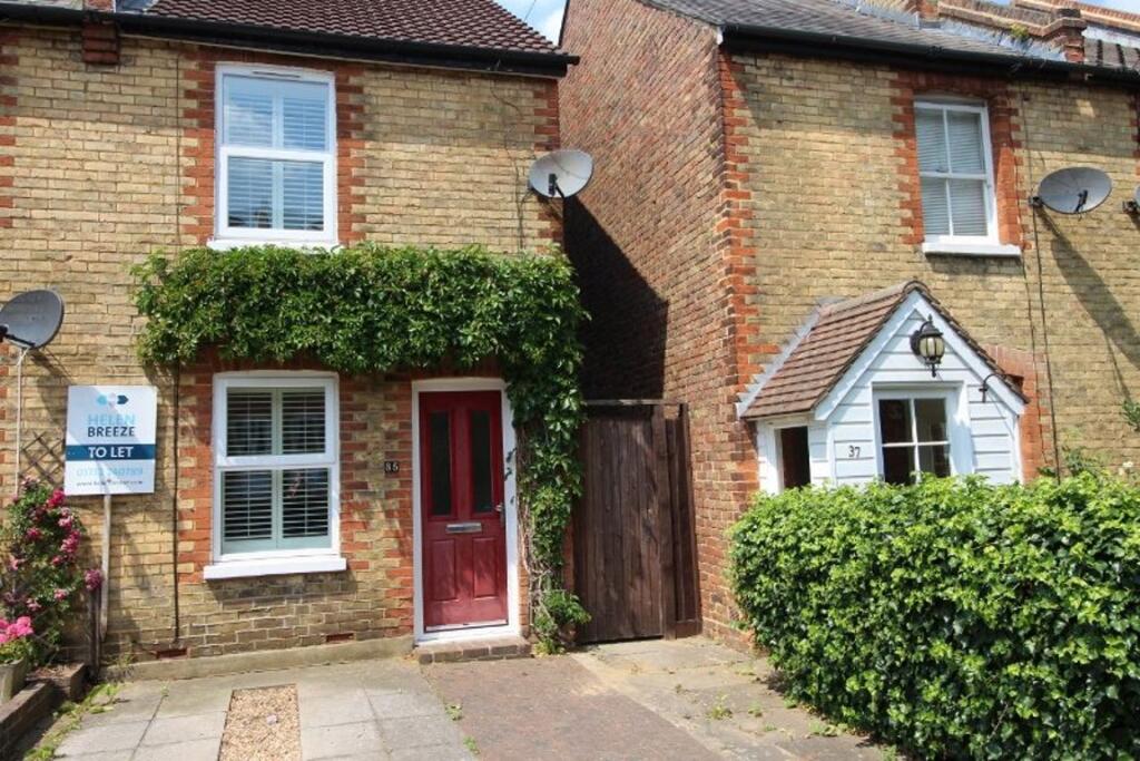 2 bed Mid Terraced House for rent in Sevenoaks. From Helen Breeze Property Management - Sevenoaks