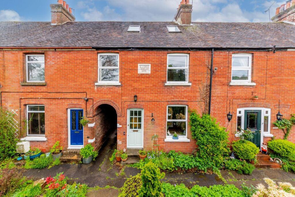 3 bed Mid Terraced House for rent in Seal. From Helen Breeze Property Management - Sevenoaks