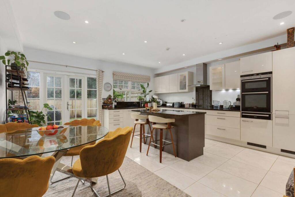 4 bed Mid Terraced House for rent in Sevenoaks. From Helen Breeze Property Management - Sevenoaks