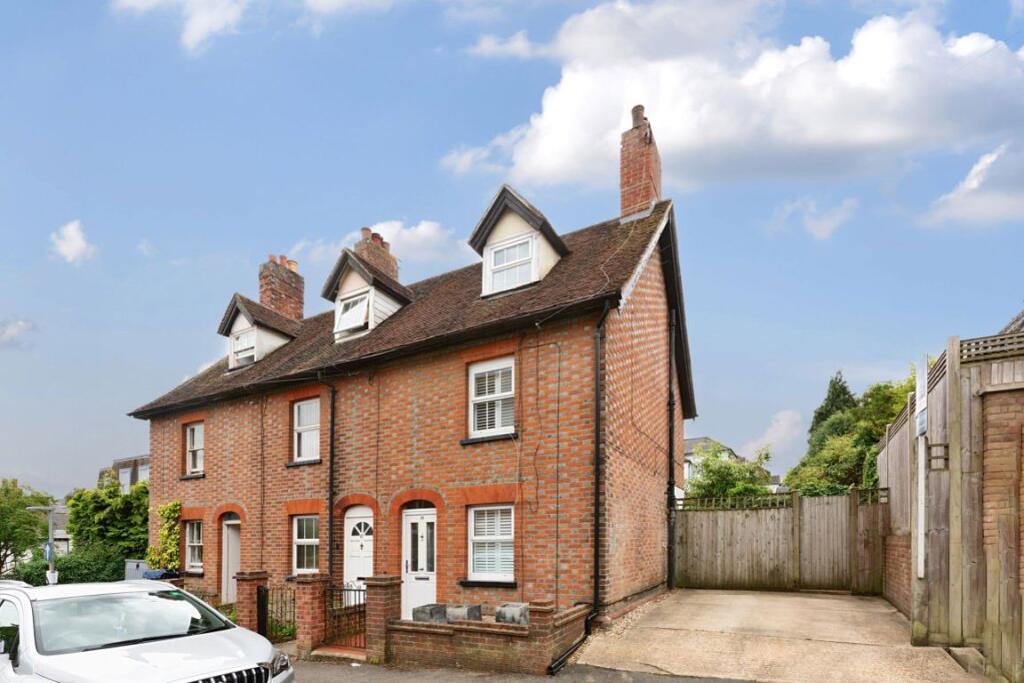 2 bed Mid Terraced House for rent in Sevenoaks. From Helen Breeze Property Management - Sevenoaks