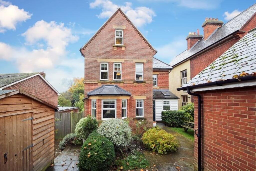 5 bed Town House for rent in Hilden Park. From Helen Breeze Property Management - Sevenoaks