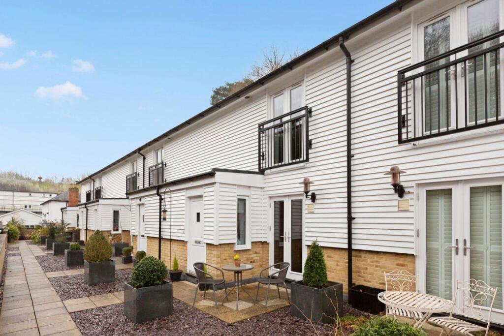 2 bed Mid Terraced House for rent in Dean Street. From Helen Breeze Property Management - Sevenoaks