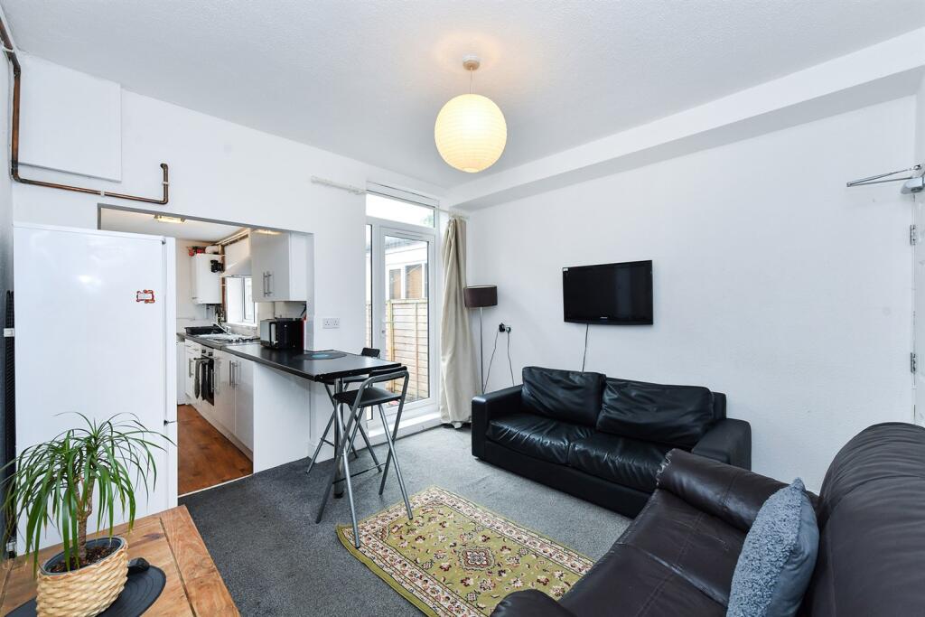 4 bed Mid Terraced House for rent in Nottingham. From FHP Living - Nottingham