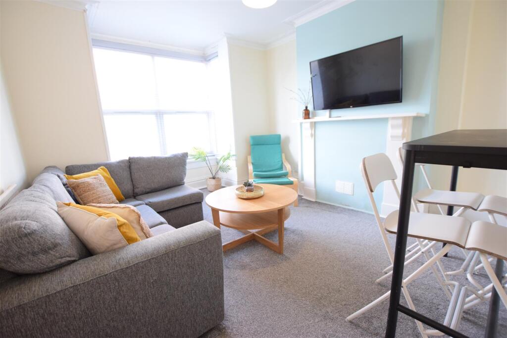 6 bed Mid Terraced House for rent in Harmston. From Cloud Lettings Ltd - Lincoln