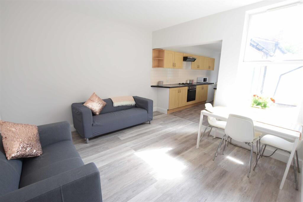 5 bed Mid Terraced House for rent in Harmston. From Cloud Lettings Ltd - Lincoln 5 bed Mid Terraced House for rent in Harmston. From Cloud Lettings Ltd - Lincoln