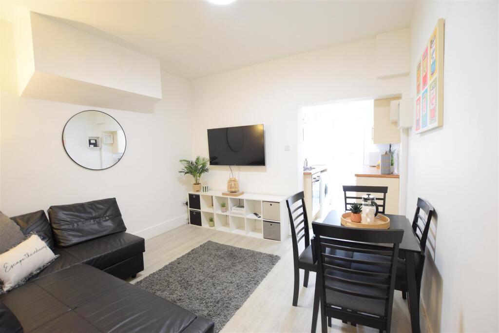 4 bed Mid Terraced House for rent in Lincoln. From Cloud Lettings Ltd - Lincoln 4 bed Mid Terraced House for rent in Lincoln. From Cloud Lettings Ltd - Lincoln