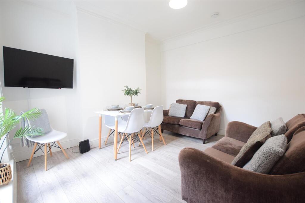 5 bed Mid Terraced House for rent in Harmston. From Cloud Lettings Ltd - Lincoln 5 bed Mid Terraced House for rent in Harmston. From Cloud Lettings Ltd - Lincoln