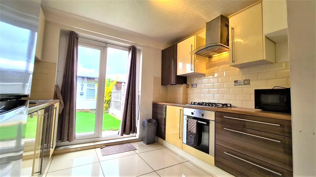 2 bed Mid Terraced House for rent in Dagenham. From RE/MAX Star