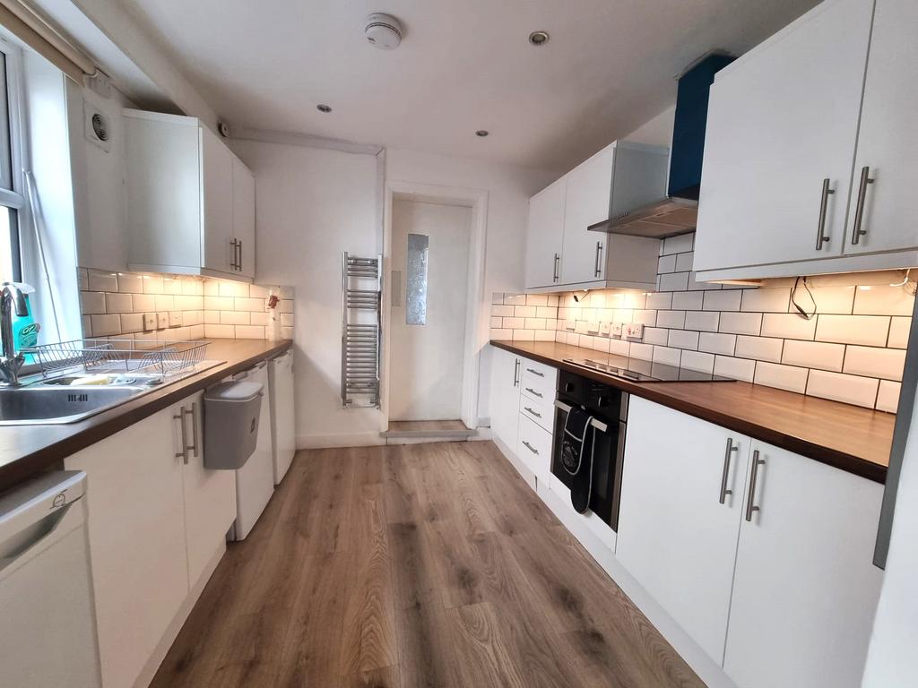 4 bed Mid Terraced House for rent in London. From RE/MAX Star