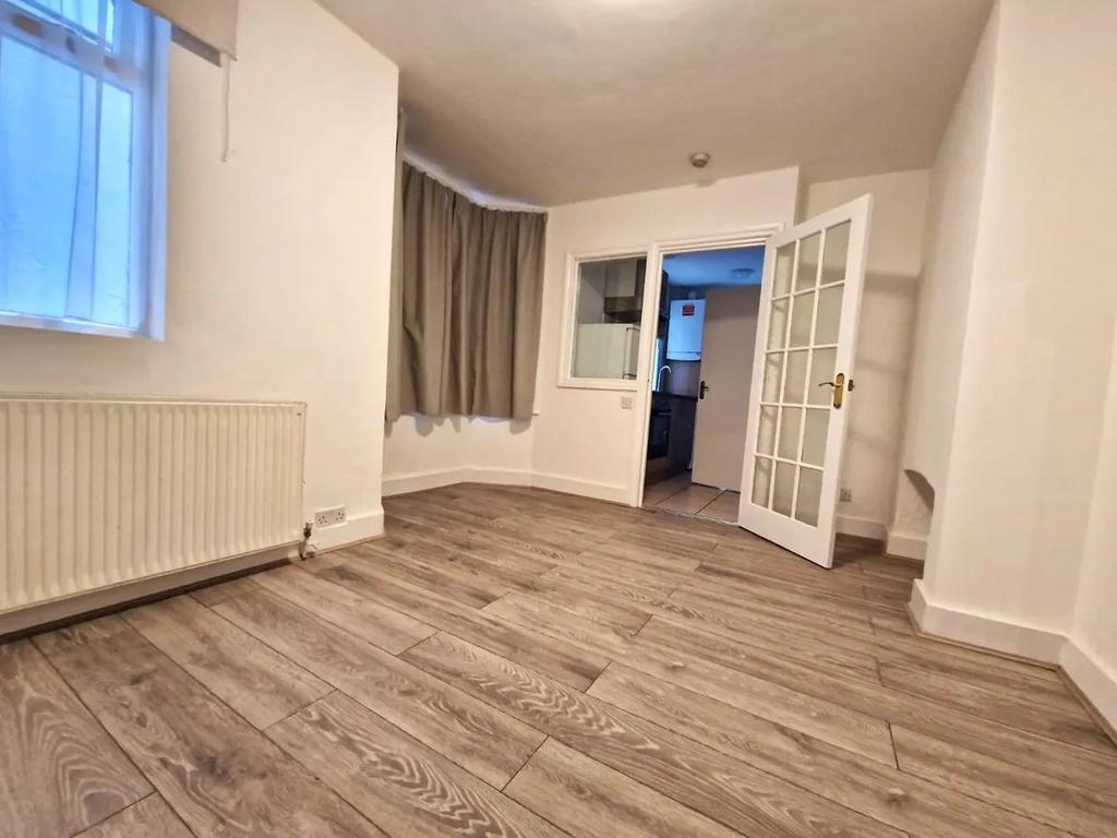 2 bed Flat for rent in Poplar. From RE/MAX Star