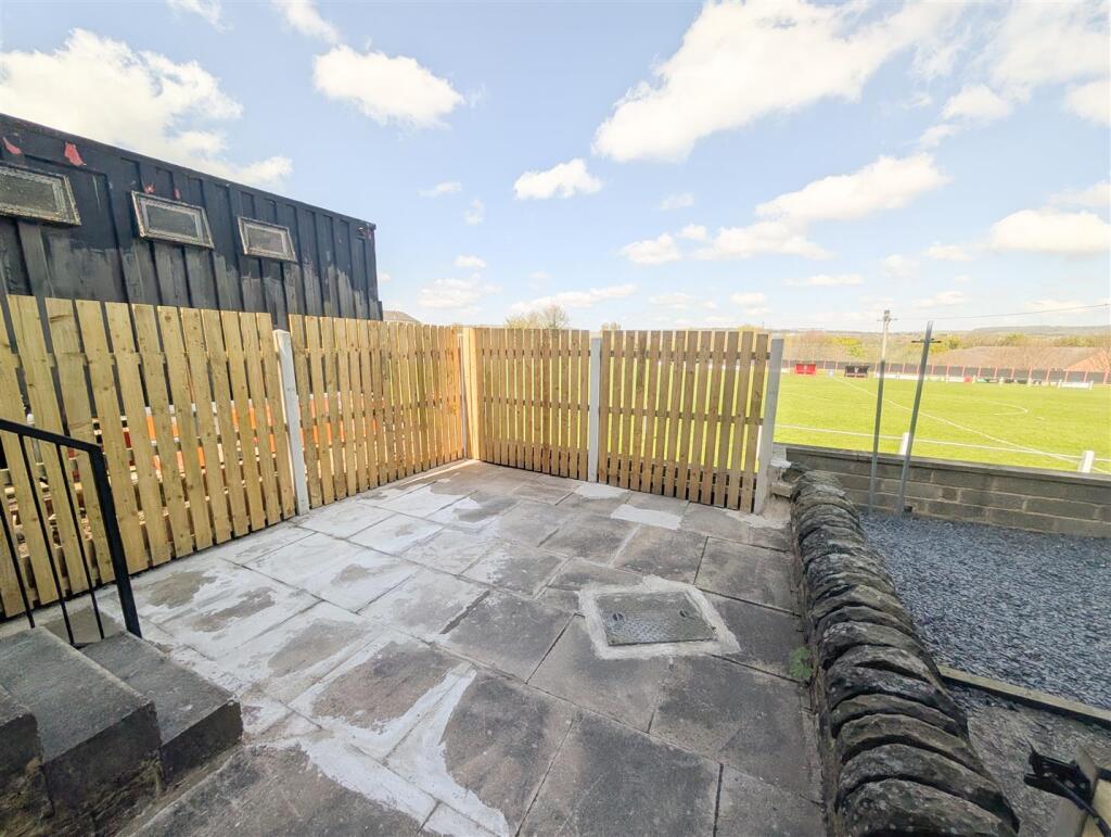 2 bed End of Terrace for rent in Huddersfield. From Reloc8Properties Limited - Halifax