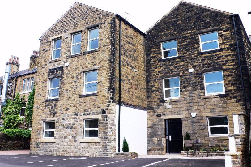 2 bed Apartment for rent in Huddersfield. From Reloc8Properties Limited - Halifax