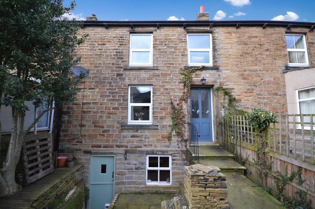 2 bed Cottage for rent in Huddersfield. From Reloc8Properties Limited - Halifax