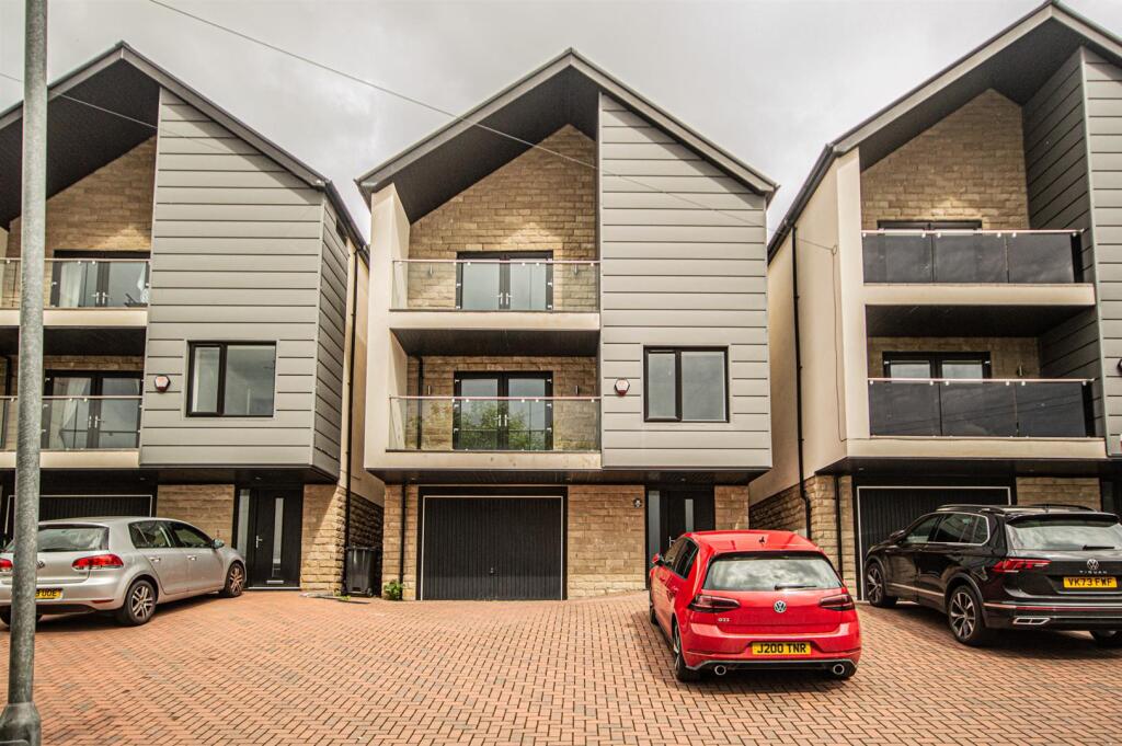 4 bed Detached for rent in Dewsbury. From Reloc8Properties Limited - Halifax 4 bed Detached for rent in Dewsbury. From Reloc8Properties Limited - Halifax