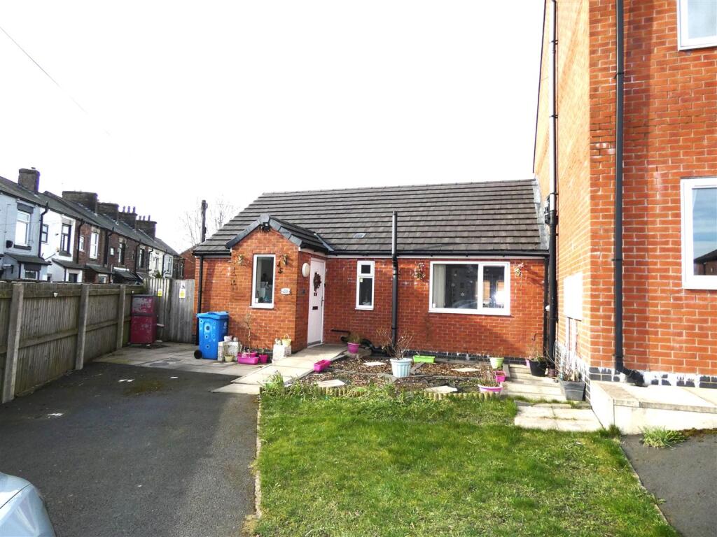 2 bed Semi-detached bungalow for rent in Oldham. From Reloc8Properties Limited - Halifax 2 bed Semi-detached bungalow for rent in Oldham. From Reloc8Properties Limited - Halifax