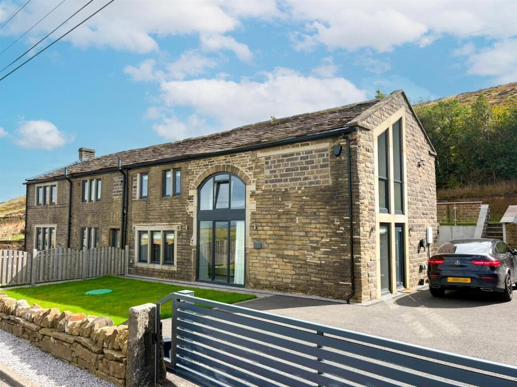 4 bed Barn Conversion for rent in Huddersfield. From Reloc8Properties Limited - Halifax