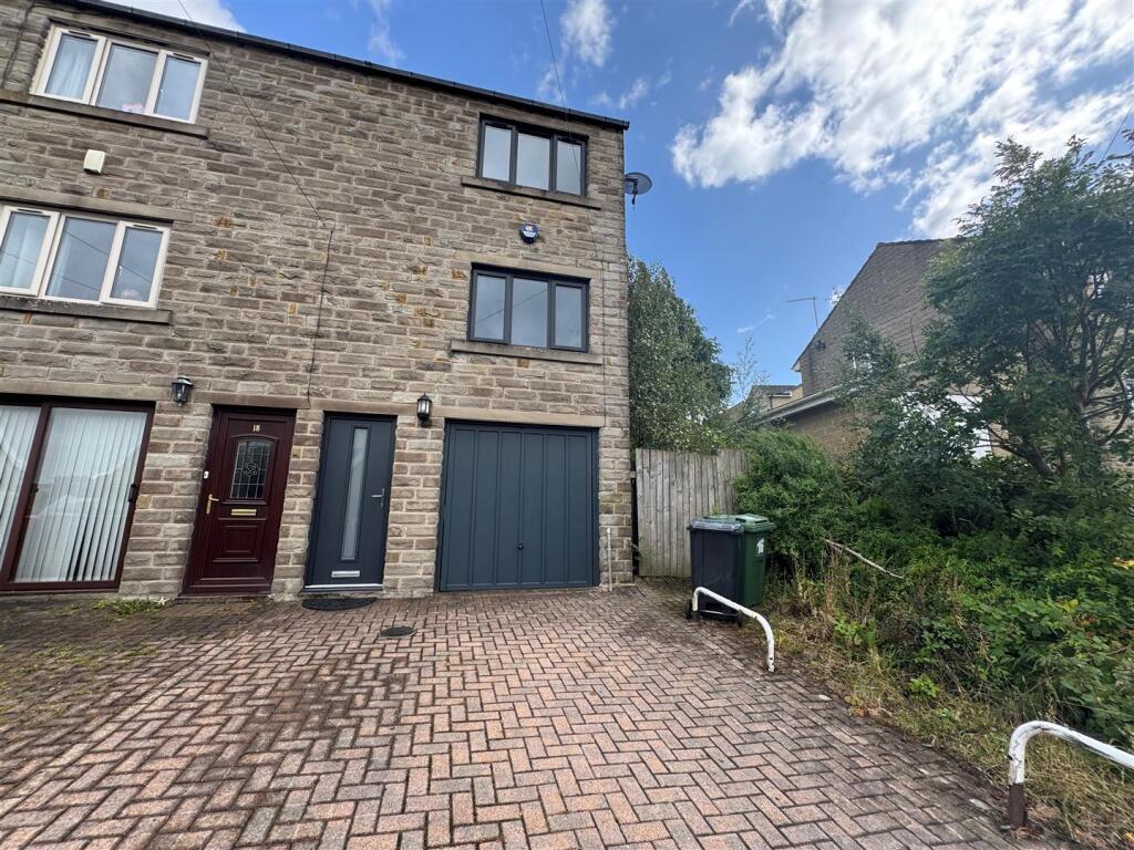 2 bed Town House for rent in Town End. From Reloc8Properties Limited - Halifax 2 bed Town House for rent in Town End. From Reloc8Properties Limited - Halifax