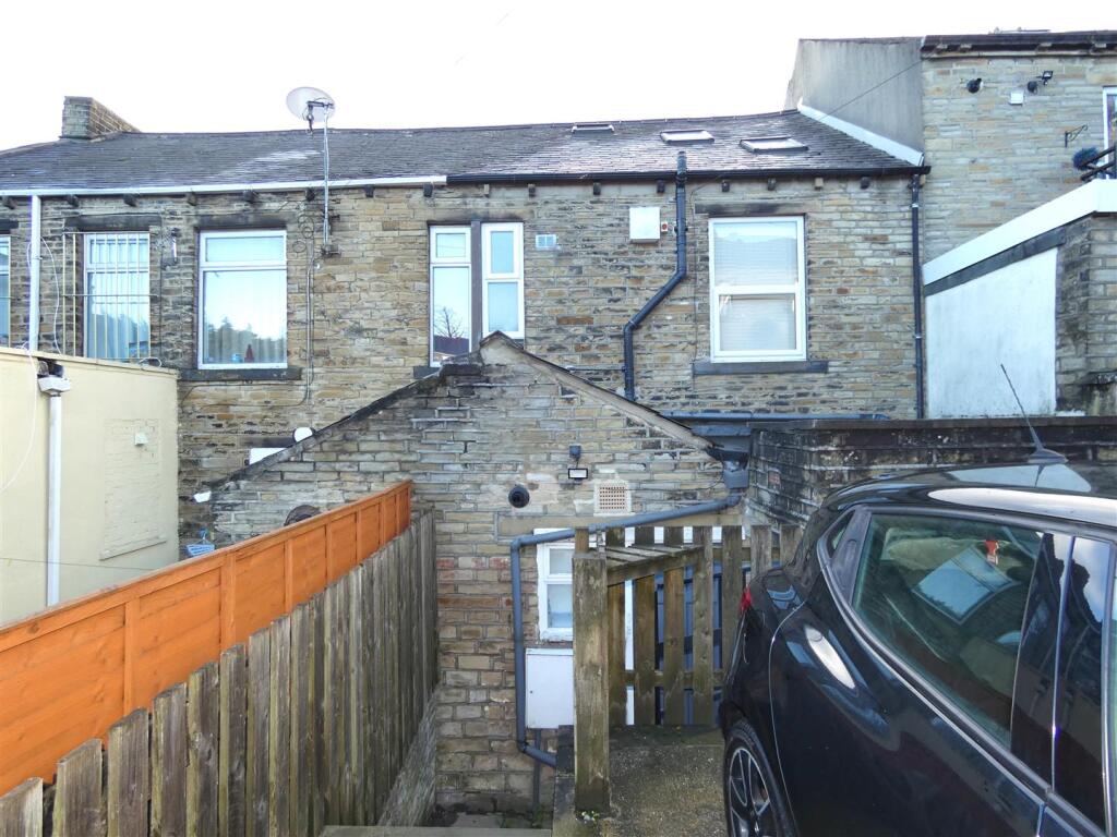 1 bed House (unspecified) for rent in Lumbrook. From Reloc8Properties Limited - Halifax
