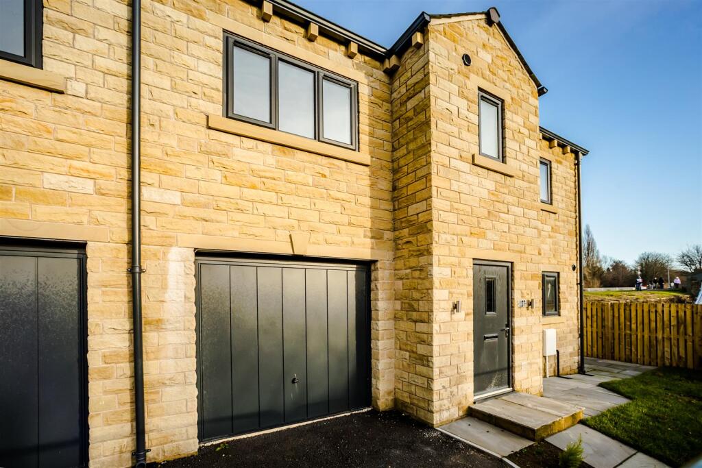 3 bed End of Terrace for rent in West Morton. From Reloc8Properties Limited - Halifax