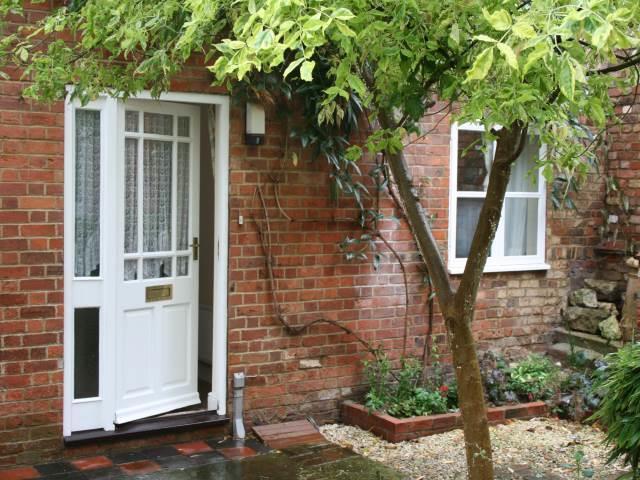 2 bed 1st Floor Flat for rent in Aylesbury. From Hurst Estate Agents - Hazlemere