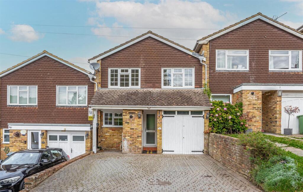 4 bed Mid Terraced House for rent in Widmer End. From Hurst Estate Agents - Hazlemere 4 bed Mid Terraced House for rent in Widmer End. From Hurst Estate Agents - Hazlemere