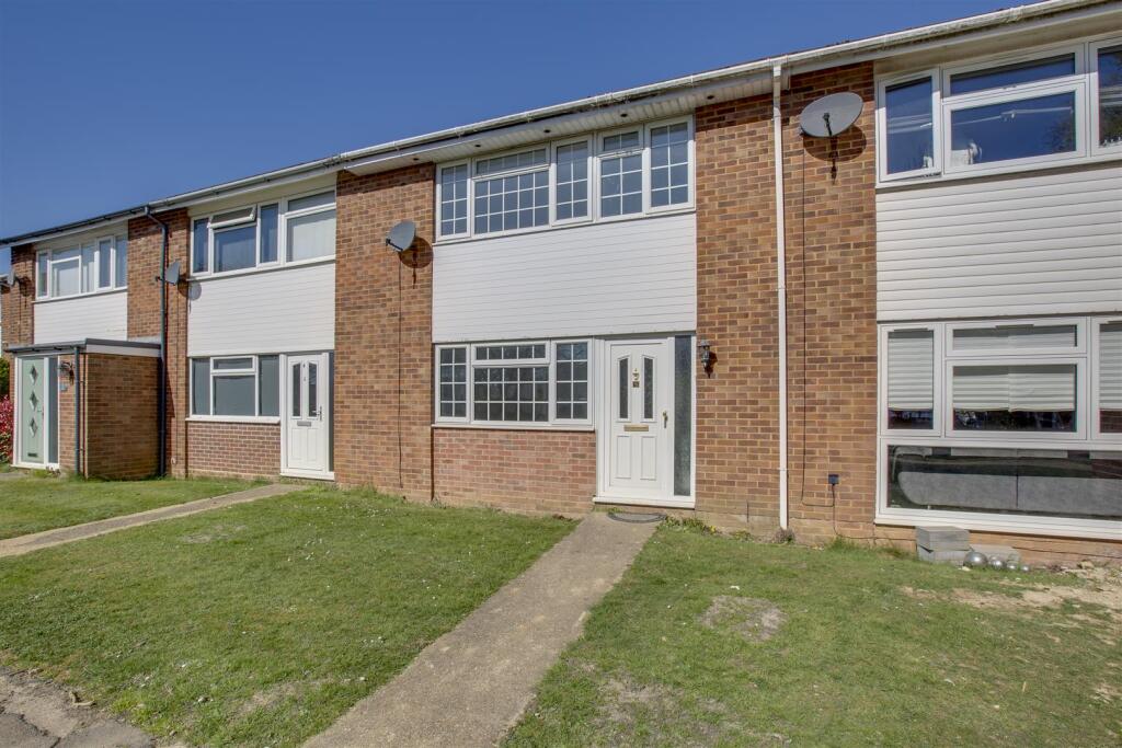 3 bed Mid Terraced House for rent in Widmer End. From Hurst Estate Agents - Hazlemere